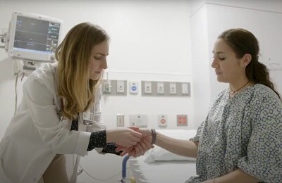 Кодирование Аквилонг в Комсомольске-на-Амуре Врач держит пациентку за руку